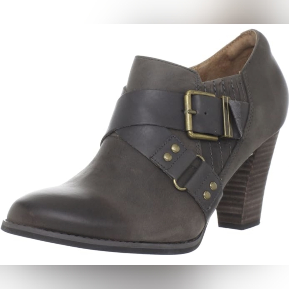 CLARK'S* Indigo soft step western style side zip buckled heeled bootie size 7.5